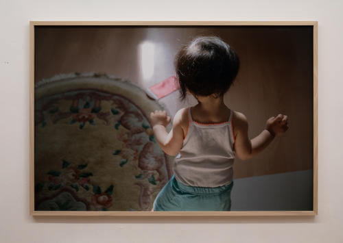 tableau d'un enfant qui marche dans une maison avec un tapis moche et un parquet basic